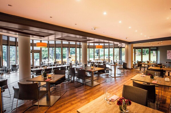 2 restaurants, breakfast, lunch, dinner served; international cuisine