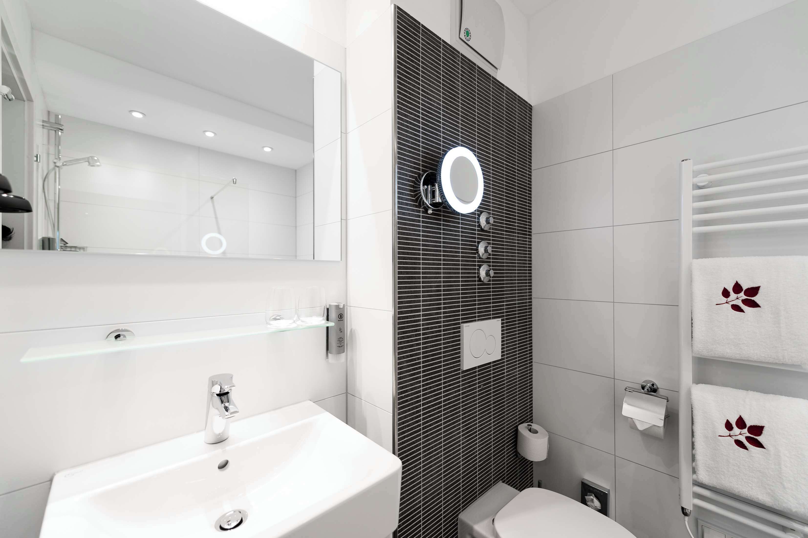 premium room, 1 double bed | bathroom | combined shower/bathtub, free toiletries, hair dryer, towels