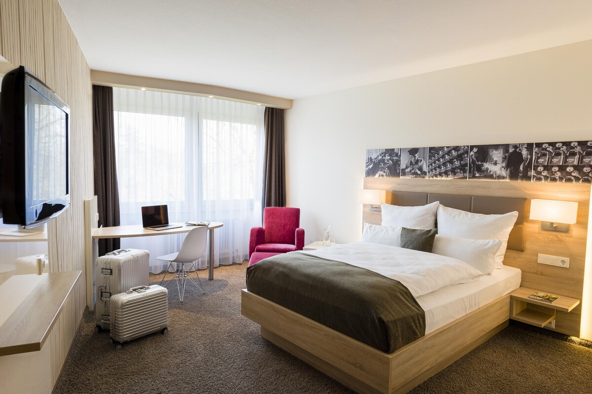 Premium bedding, in-room safe, desk, blackout drapes