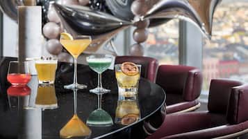 Eine Bar mit verschiedenen Getränken und Blick auf die Stadt.