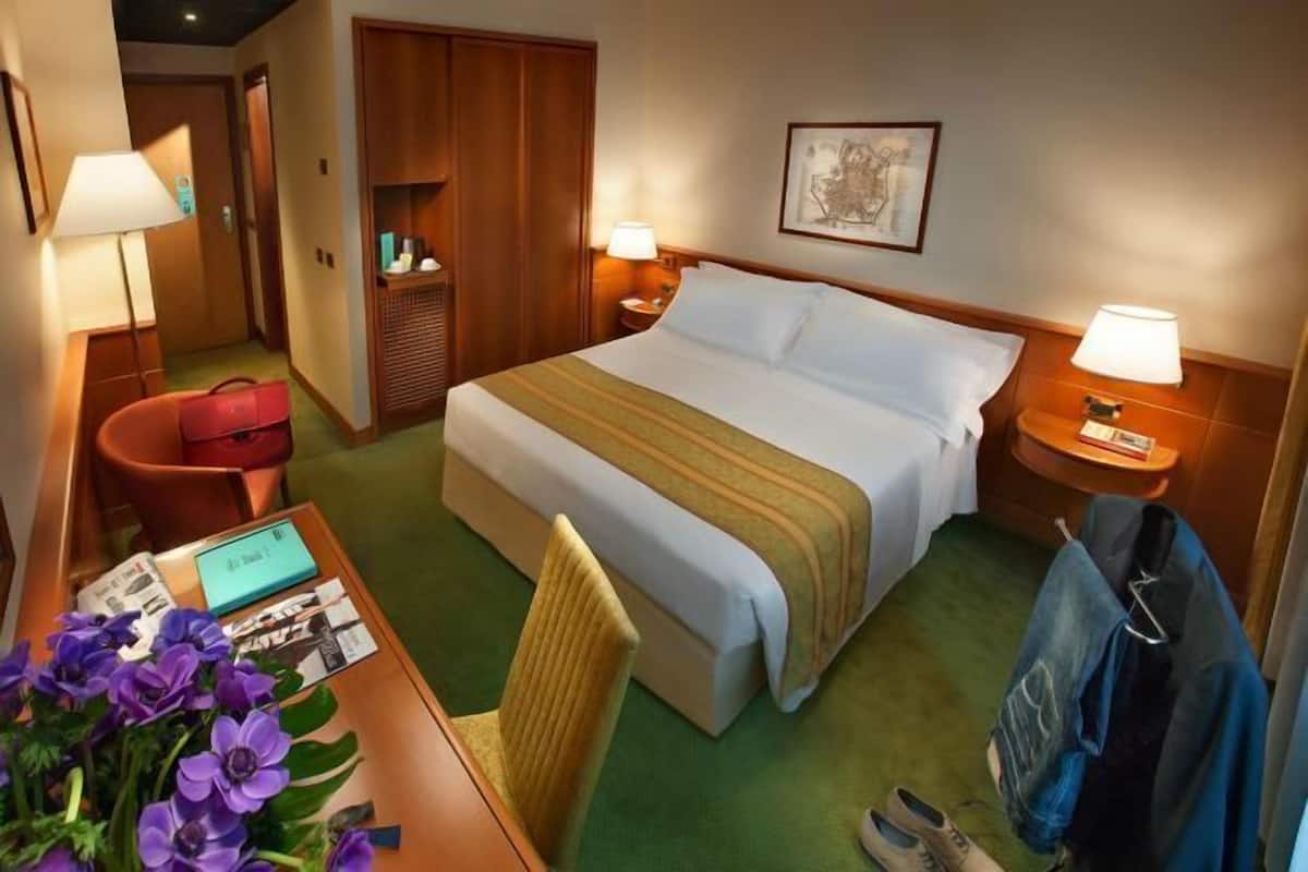 1 chambre, minibar, coffres-forts dans les chambres, bureau