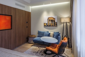 Chambre Deluxe Double ou avec lits jumeaux | Coin séjour | Télévision à écran plat de 40 pouces avec chaînes par satellite