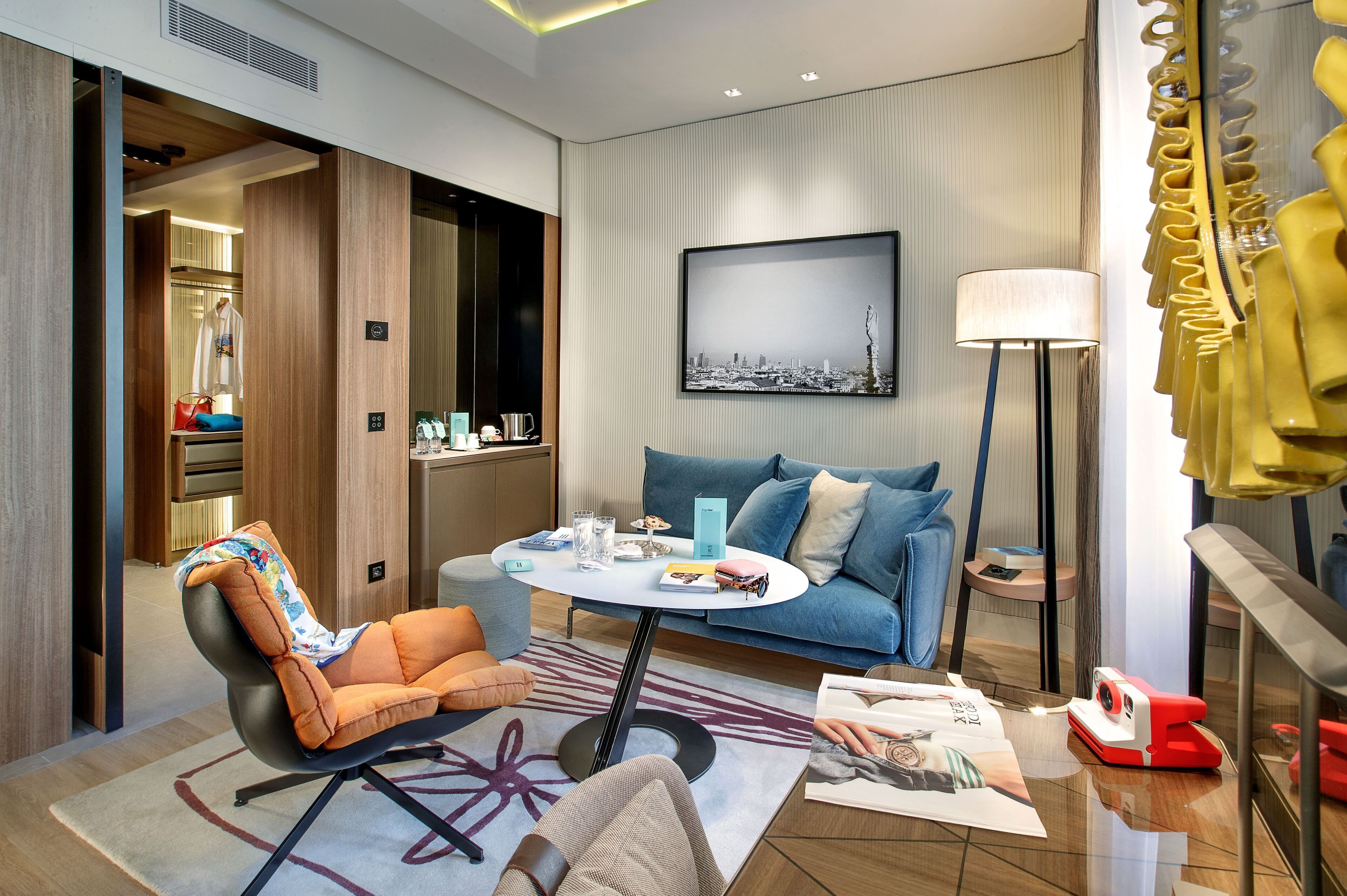 deluxe double or twin room | living area | 40-inch flat-screen tv with satellite channels, tv