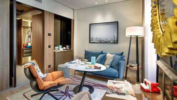 Deluxe-Doppel- oder -Zweibettzimmer | Wohnbereich | 40-Zoll-Flachbildfernseher mit Satellitenempfang, Fernseher