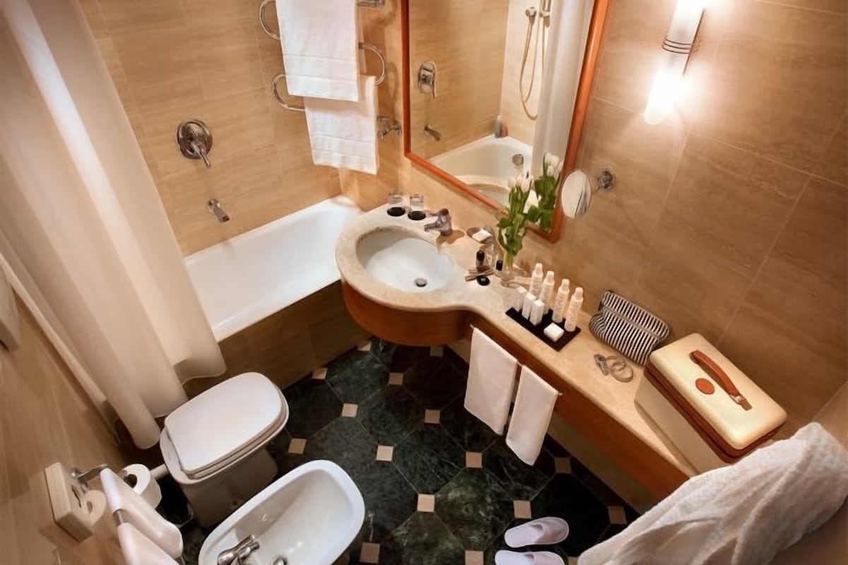 Articles de toilette écologiques, sèche-cheveux, chaussons, bidet