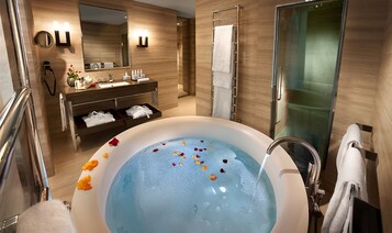 Executive Double Room with Steam Bath, Whirlpool Tub, and Wellness Area Access | Jetted tub