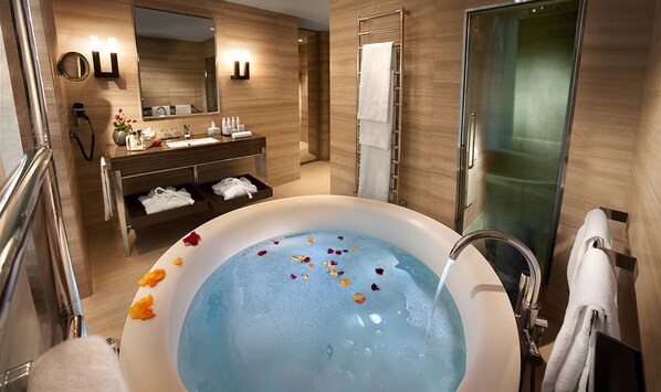 Executive Double Room | Jetted tub