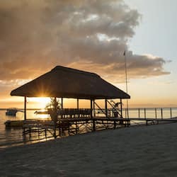 Perto da praia, areia branca, espreguiçadeiras, guarda-sóis