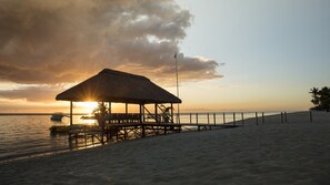 In Strandnähe, weißer Sandstrand, Liegestühle, Sonnenschirme