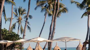 5 restaurants, serveren ontbijt, lunch, diner, lokale gerechten