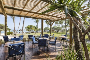 5 restaurantes, com serviço de café da manhã e almoço; culinária local