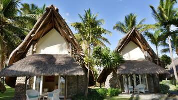 Een kluis op de kamer, individueel gemeubileerd, een bureau