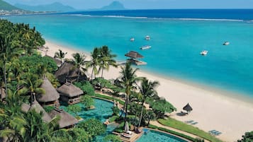 Piscine extérieure, parasols de plage, chaises longues