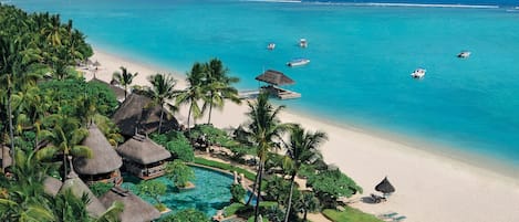 Piscine extérieure, parasols de plage, chaises longues