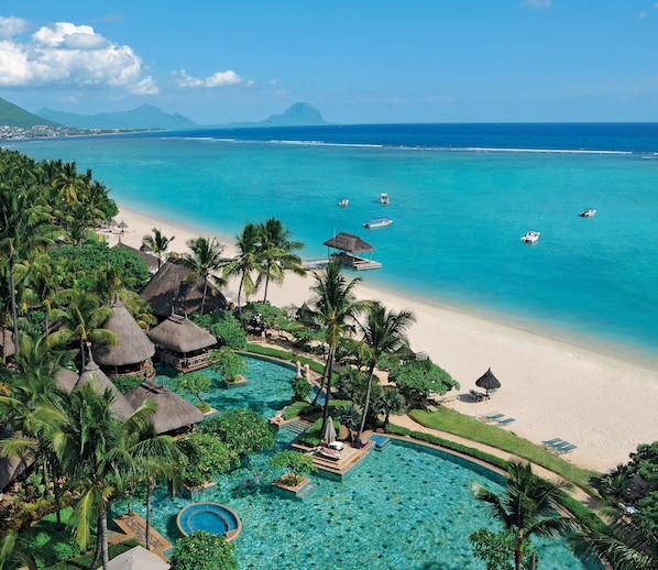 Piscine extérieure, parasols de plage, chaises longues