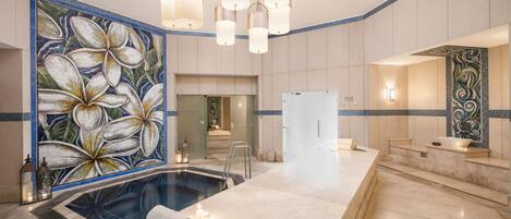 Ein moderner Wellnessbereich mit einer großen Wandgestaltung, einem Pool und einer Rezeption.