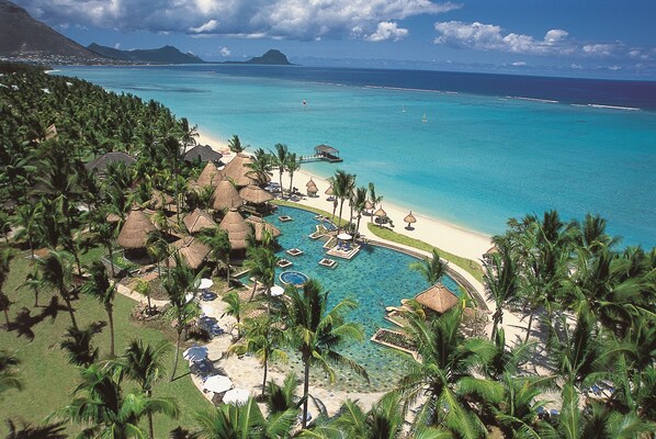 Piscina all'aperto, ombrelloni da piscina, lettini