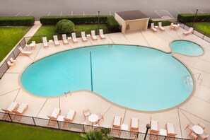Outdoor pool, open 7:00 AM to 9:00 PM, pool loungers - Holiday Inn Houston Intercontinental Airport by IHG (Houston)