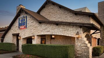 Breakfast, lunch, dinner served; American cuisine