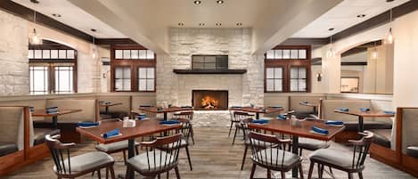 Se sirven desayunos, almuerzos y cenas; cocina americana