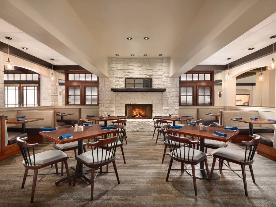 Breakfast, lunch, dinner served; American cuisine