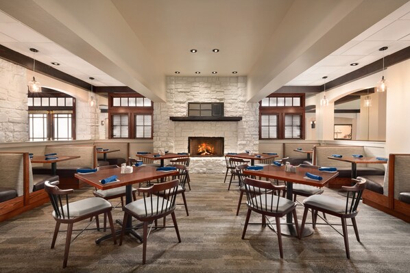 Breakfast, lunch, dinner served; American cuisine - Holiday Inn Houston Intercontinental Airport by IHG (Houston)