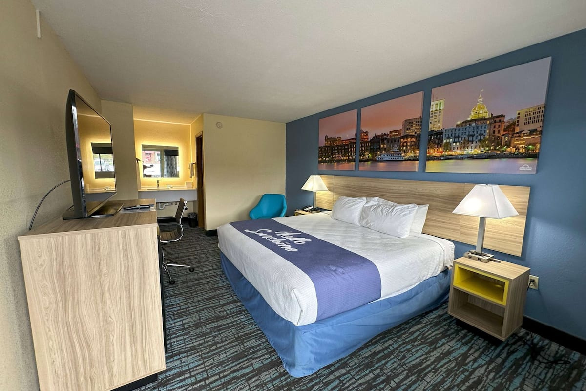 Room, 1 King Bed, Non Smoking (First Floor) | In-room safe, individually decorated, individually furnished, desk