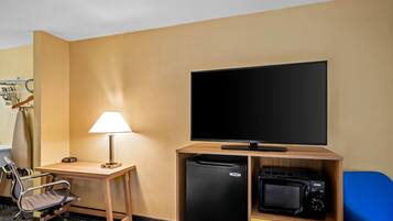 Zimmer, 2 Queen-Betten, Nichtraucher (First Floor) | Zimmersafe, individuell dekoriert, individuell eingerichtet