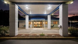 A well-lit gas station with a covered entrance, outdoor seating, and a mailbox. - Days Inn by Wyndham Renfro Valley Mount Vernon (Mount Vernon)
