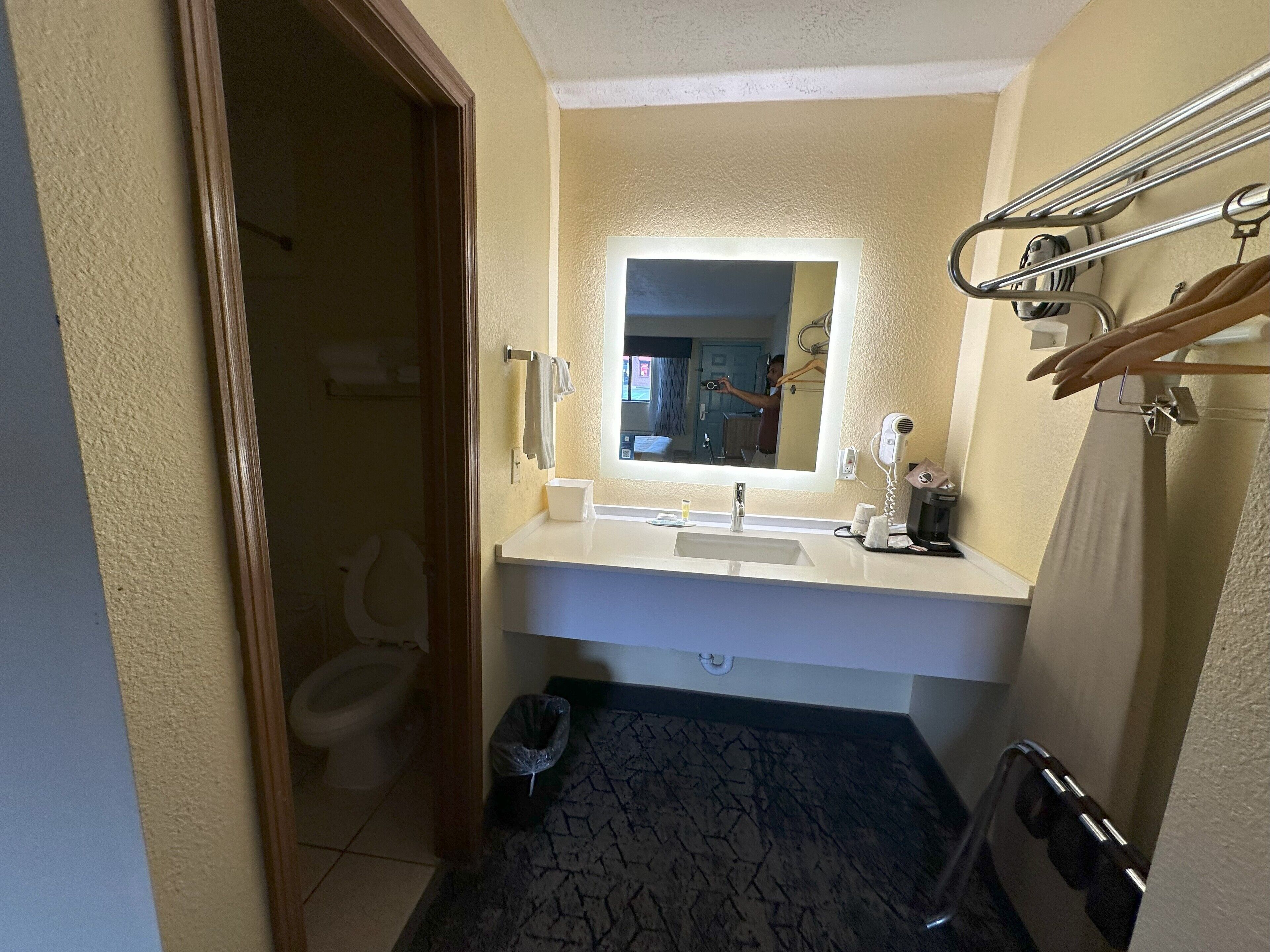 Bañera con ducha, artículos de tocador gratuitos, secador de pelo