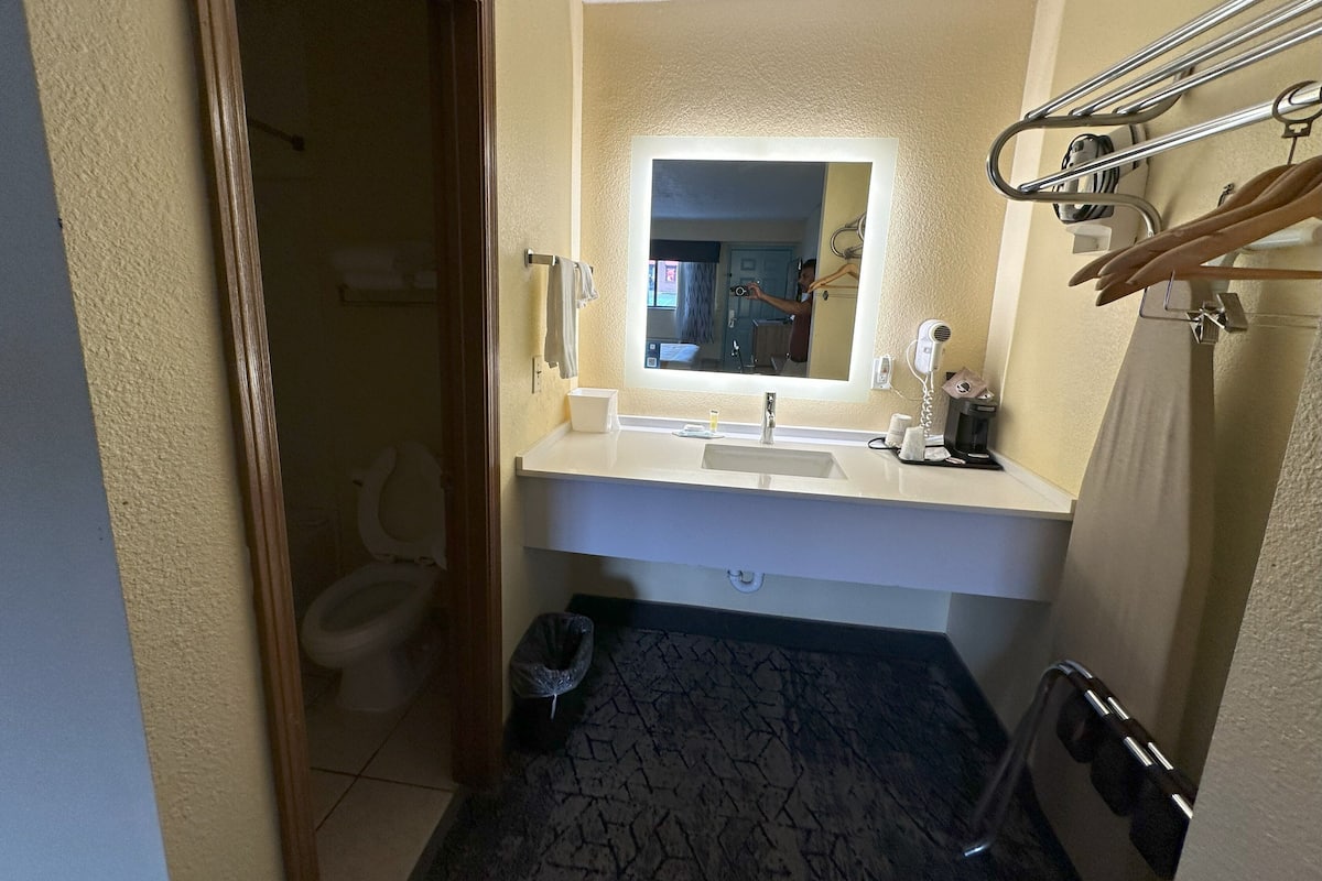 Combined shower/tub, free toiletries, hair dryer, towels