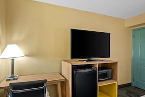 Room, 1 Queen Bed, Non Smoking (First Floor) | In-room safe, individually decorated, individually furnished, desk