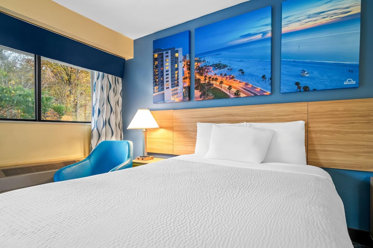 Room, 1 Queen Bed, Non Smoking (First Floor) | In-room safe, individually decorated, individually furnished, desk