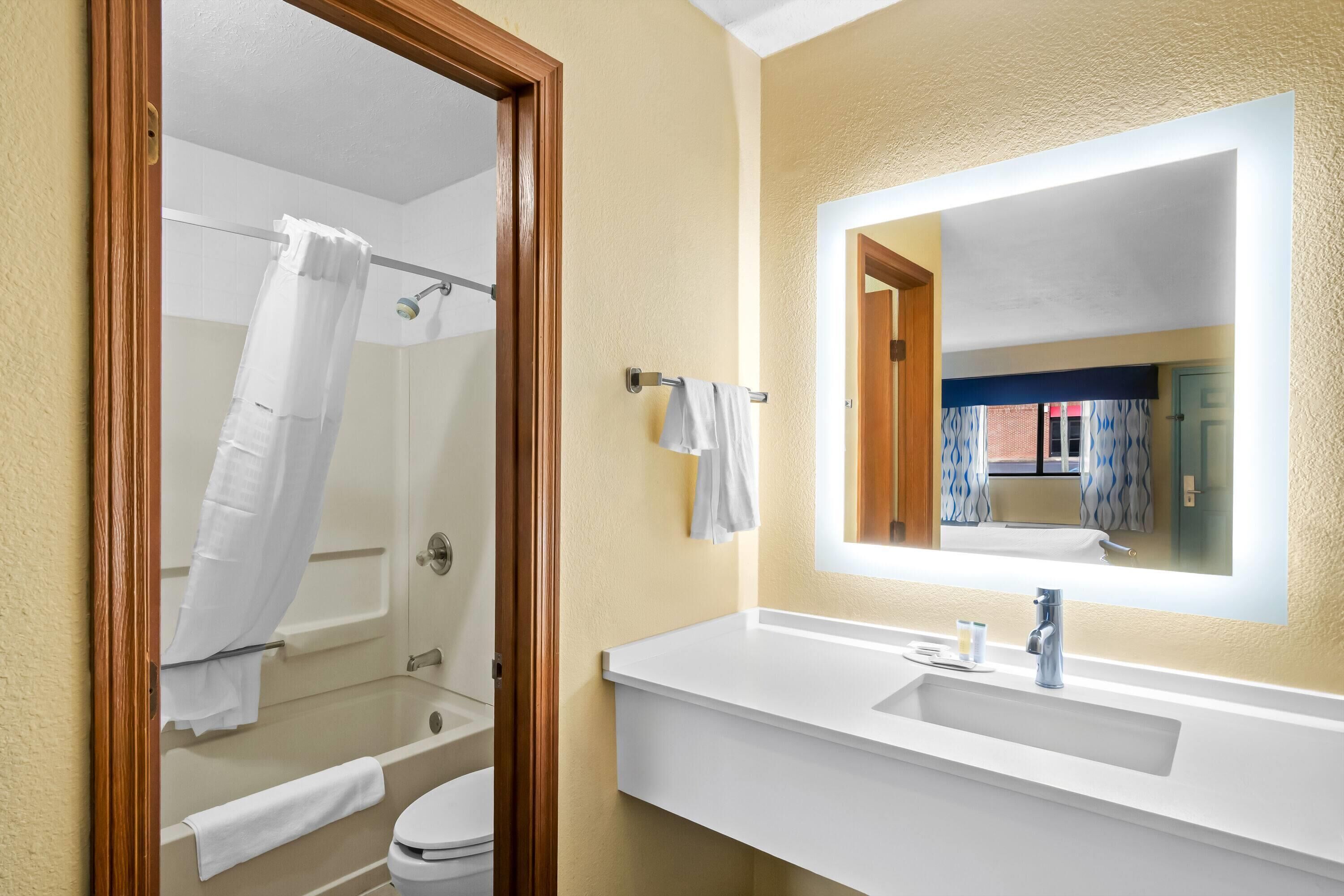 Chambre, 1 très grand lit, non-fumeur (First Floor) | Salle de bain