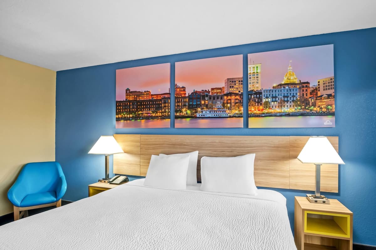 Room, 1 King Bed, Accessible, Non Smoking (Mob/Hear, Tubw/Grab Bar, 1st Floor) | In-room safe, individually decorated, individually furnished, desk