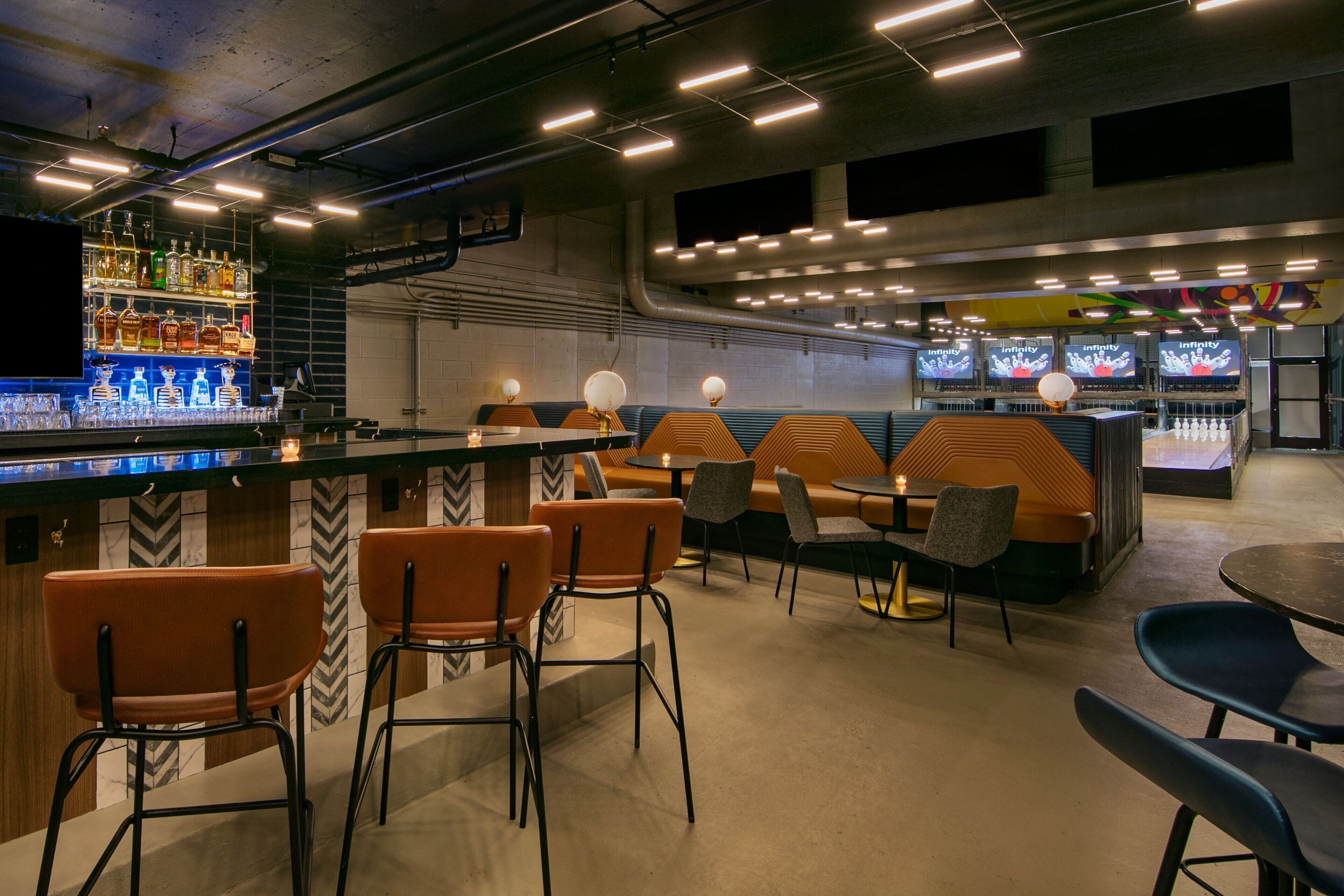Un espace bar avec des sièges et un comptoir.