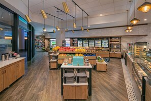 2 か所のレストラン、朝食、ランチ、ディナーに営業 (アメリカ料理)