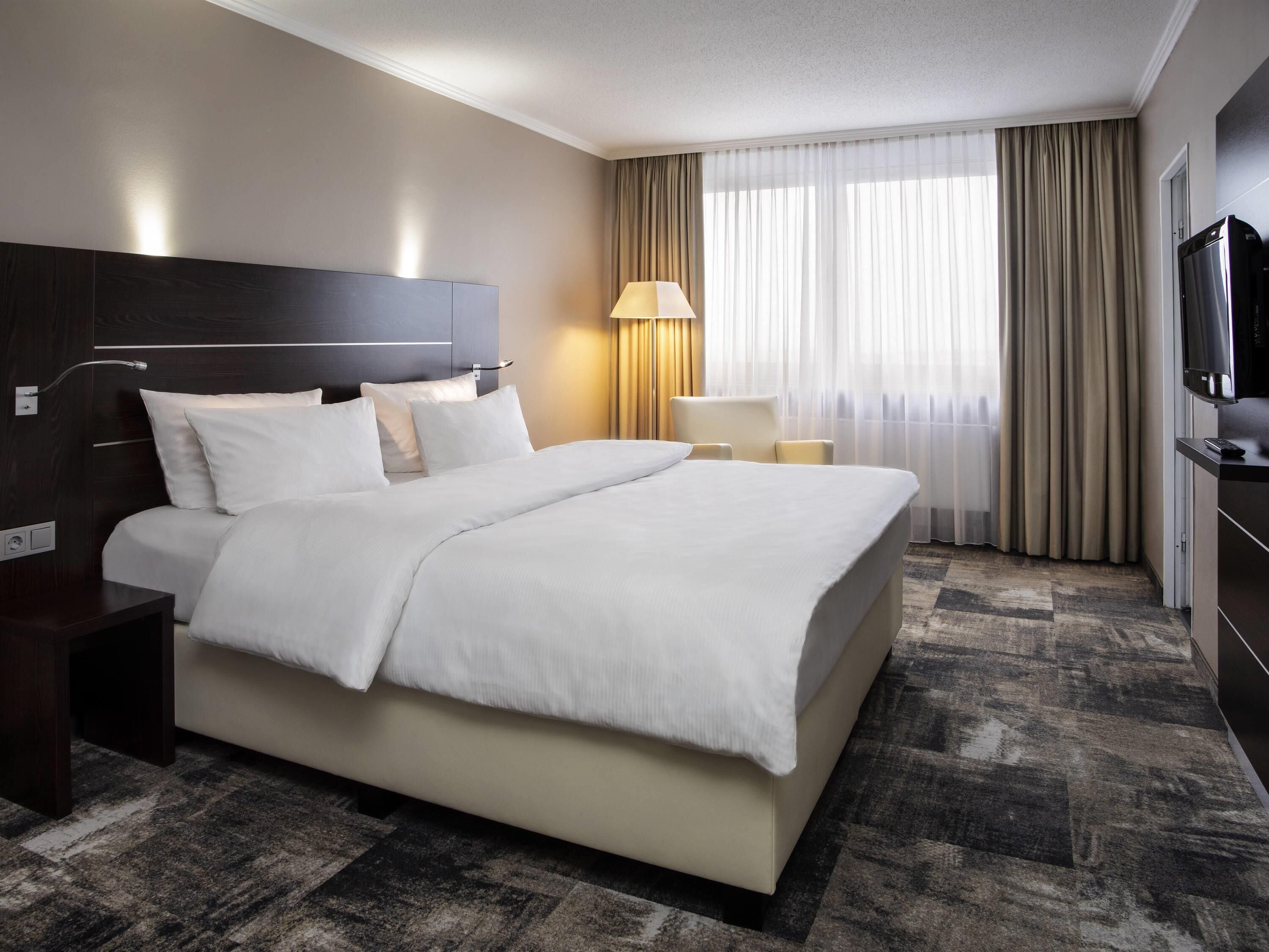 Suite, 1 Double Bed | Hypo-allergenic bedding, in-room safe, desk, iron/ironing board