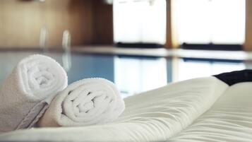 Una piscina cubierta