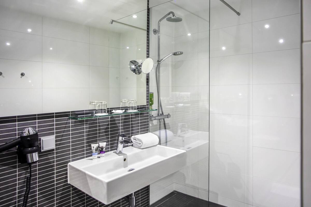 1 bedroom, hypo-allergenic bedding, in-room safe, desk