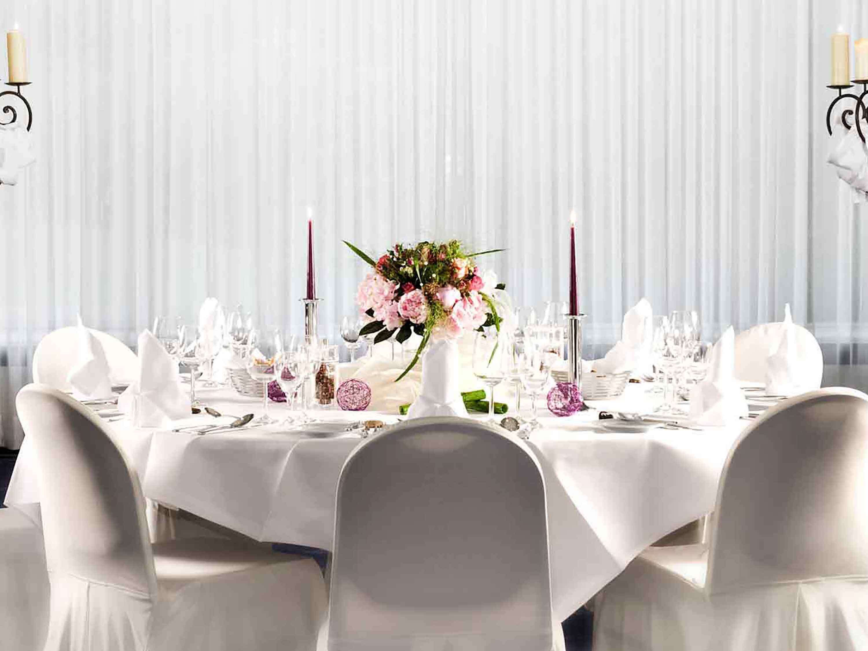 breakfast, lunch, dinner served; international cuisine