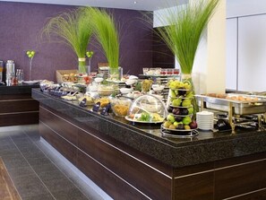 Café da manhã com buffet todos os dias (EUR 15 por pessoa) 