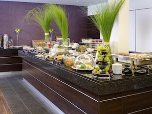 Tägliches Frühstücksbuffet (15 EUR pro Person)