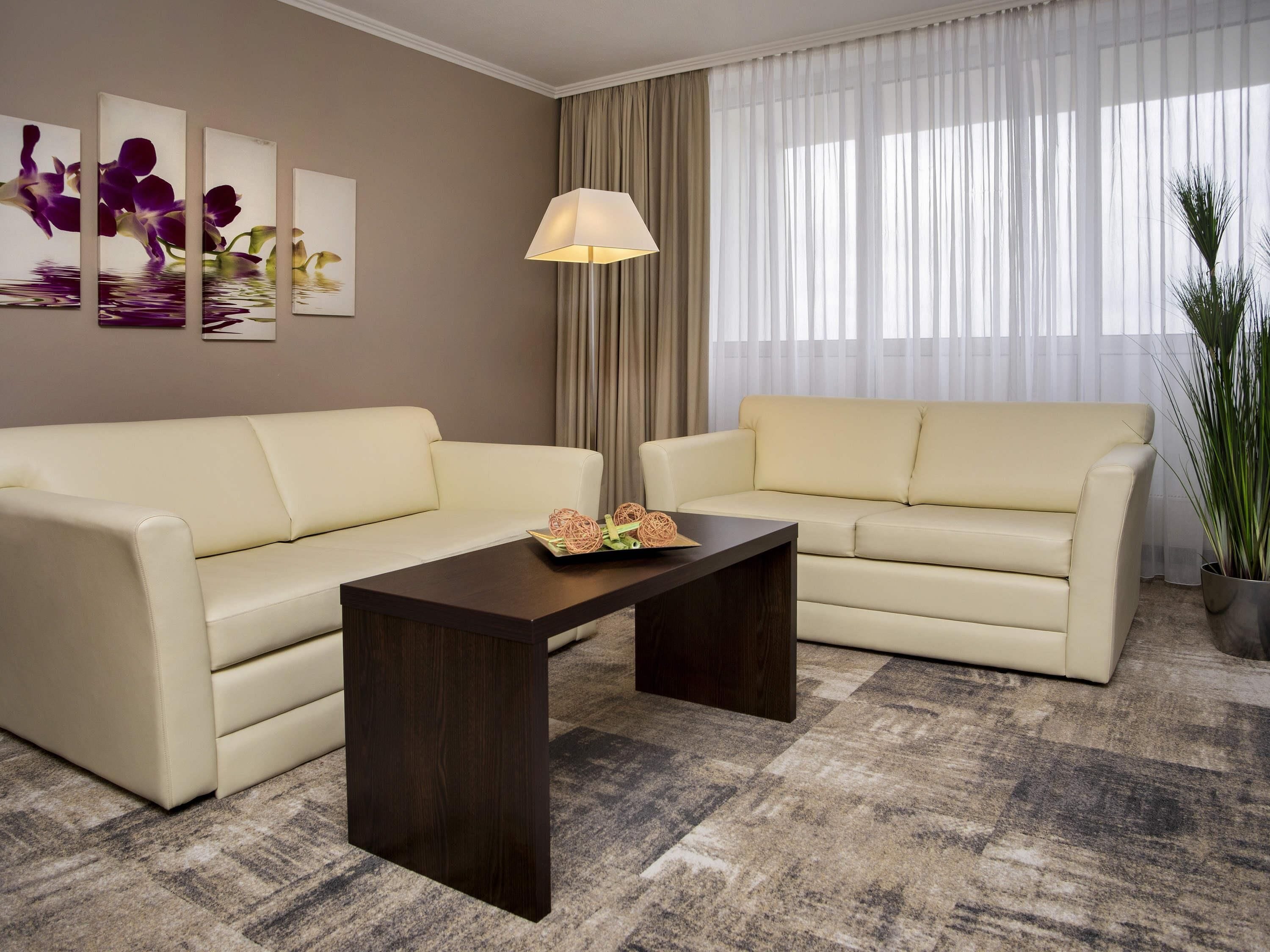 Sviitti, 1 parisänky | Allergiatestatut vuodevaatteet, tallelokero huoneessa, työpöytä