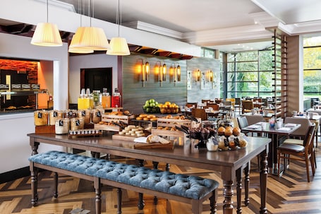 Petit déjeuner buffet servi tous les jours en supplément. Cheltenham Chase Hotel & Spa