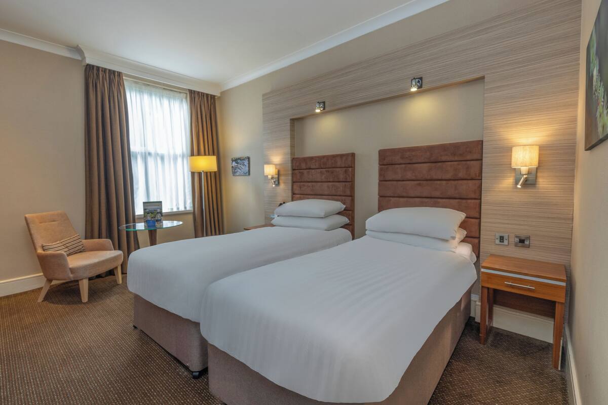 Classic Accessible Twin Room | In-room safe, desk, laptop workspace, blackout curtains