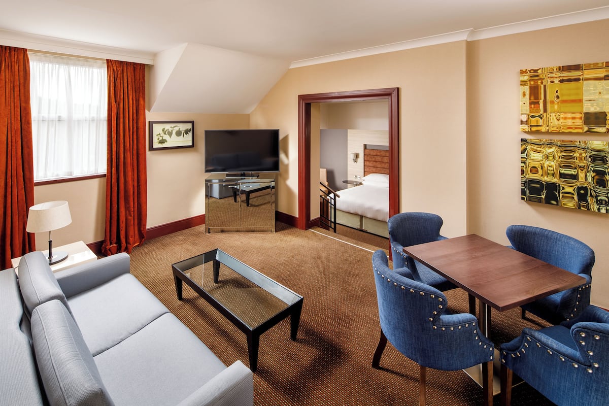 Suite | In-room safe, desk, laptop workspace, blackout curtains