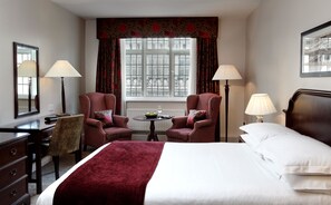 Hypo-allergenic bedding, desk, laptop workspace, iron/ironing board - Macdonald New Blossoms Hotel, Chester (Chester)