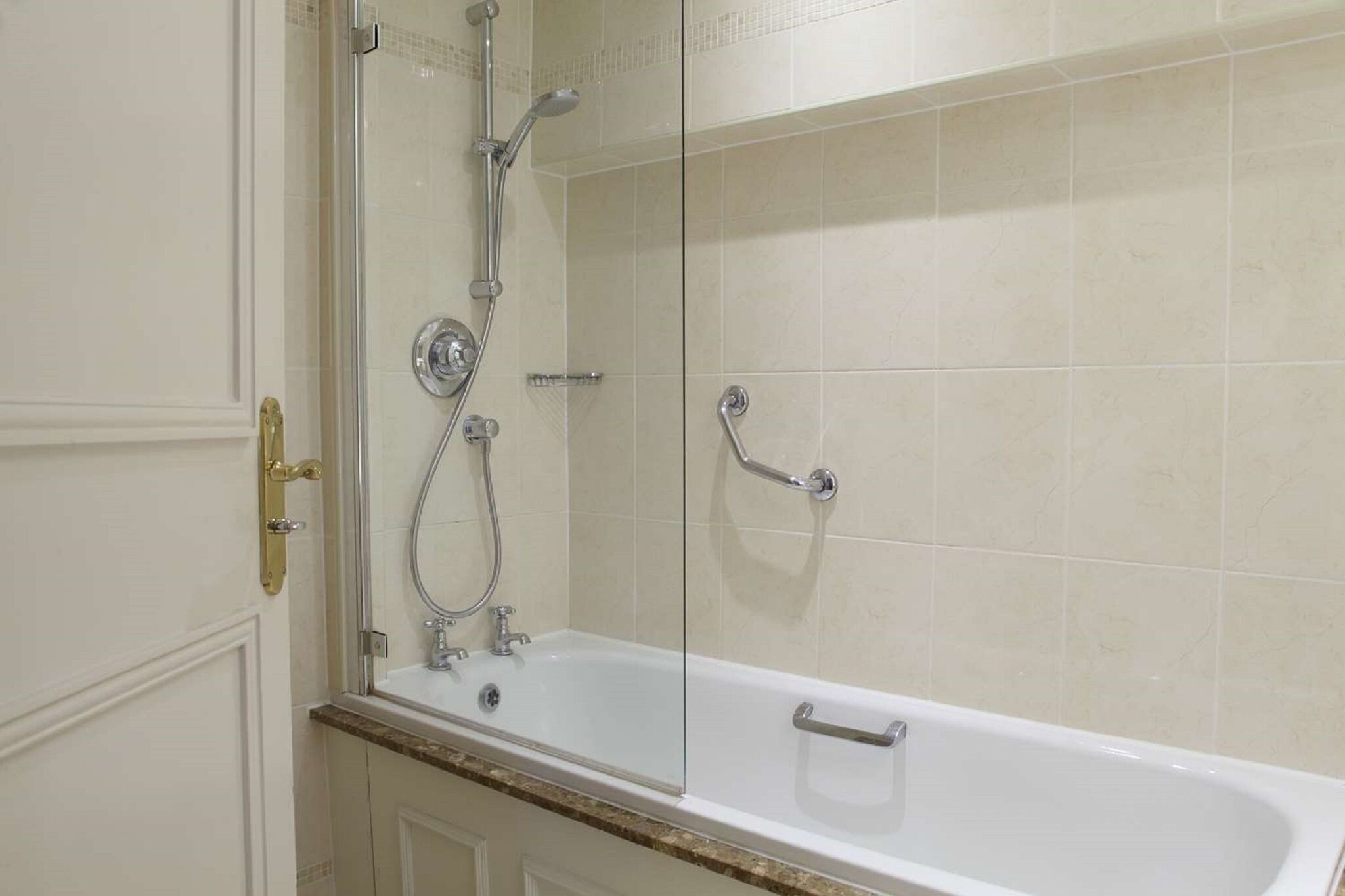 Bathroom | Combined shower/tub, hair dryer, towels