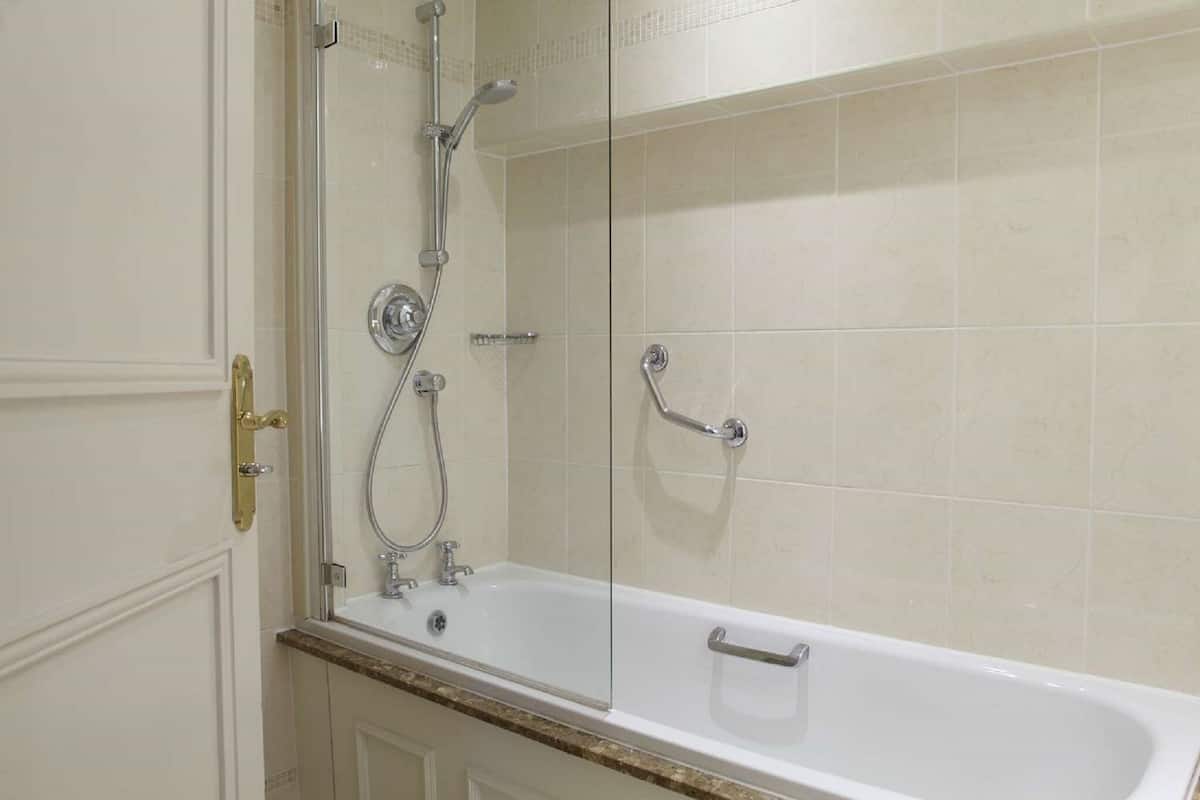 Salle de bain | Ensemble douche/baignoire, sèche-cheveux, serviettes fournies